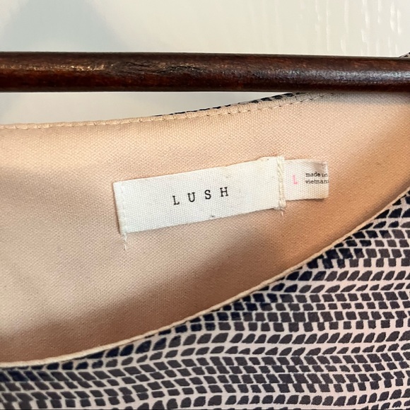 Peachy crème patterned dress, lined with longer back. - Picture 3 of 4